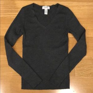 Old Navy Gray V-Neck Sweater - Size M